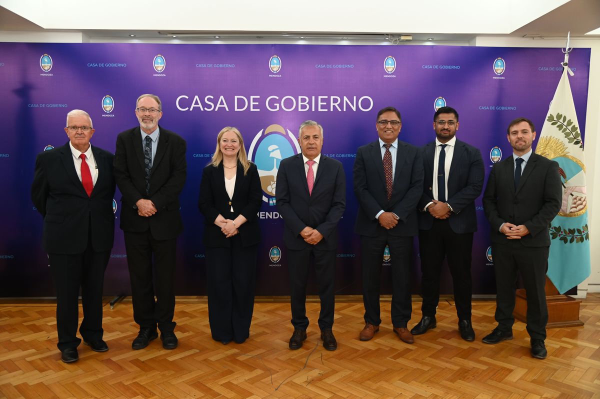 Autoridades del Gobierno de Mendoza y de la Escuela de Minas de Curtin University, de Australia. Autoridades del Gobierno de Mendoza y de la Escuela de Minas de Curtin University, de Australia.