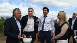 Alfredo Cornejo, Natalio Mema y Hebe Casado llevaron a Diego Santilli a recorrer la obra del Metrotranvía que unirá el aeropuerto con la Ciudad. Alfredo Cornejo, Natalio Mema y Hebe Casado llevaron a Diego Santilli a recorrer la obra del Metrotranvía que unirá el aeropuerto con la Ciudad.