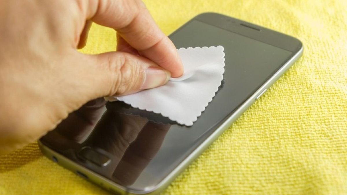 Rayones en el celular. Con este eficaz truco podrás sacárselos y que te quede liso. Rayones en el celular. Con este eficaz truco podrás sacárselos y que te quede liso.