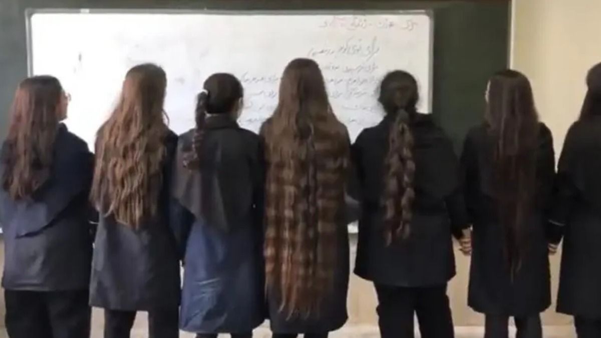 Las chicas iraníes posan sin los hijabs obligatorios como modo de protesta. La lucha de las mujeres en Irán se ha difundido en diversas generaciones a pesar de la presión de los sectores conservadores. Foto: Human Rights Watch. Las chicas iraníes posan sin los hijabs obligatorios como modo de protesta. La lucha de las mujeres en Irán se ha difundido en diversas generaciones a pesar de la presión de los sectores conservadores. Foto: Human Rights Watch.