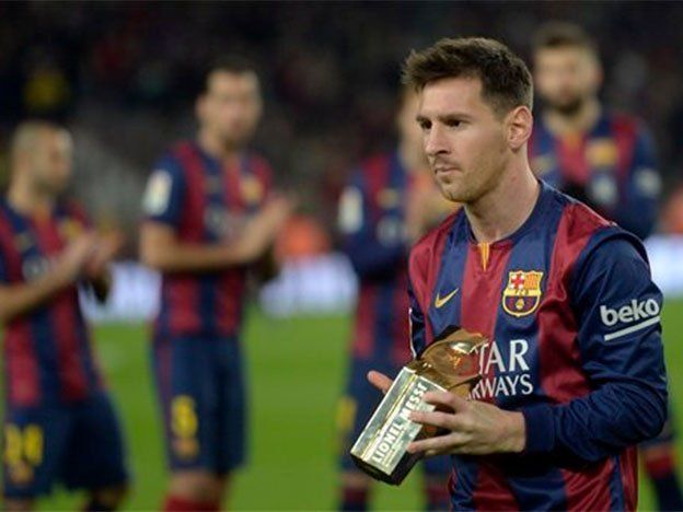 Trofeo y ovación para Messi en el Camp Nou