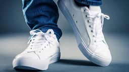 Deja impecables tus zapatillas blancas y sin manchas amarillas con solo dos ingredientes