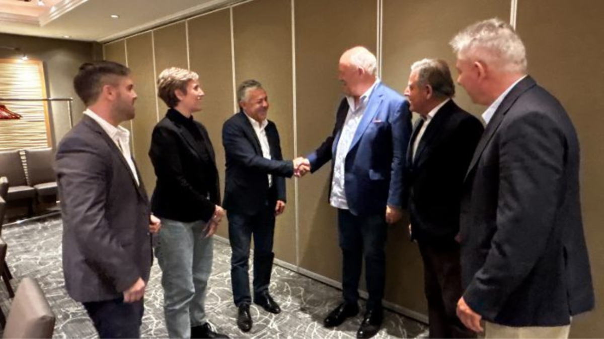 El director de Minería, Gerónimo Schantal; la ministra de Energía, Jimena Latorre, y Alfredo Cornejo, parte de la comitiva local en Canadá. El director de Minería, Gerónimo Schantal; la ministra de Energía, Jimena Latorre, y Alfredo Cornejo, parte de la comitiva local en Canadá.