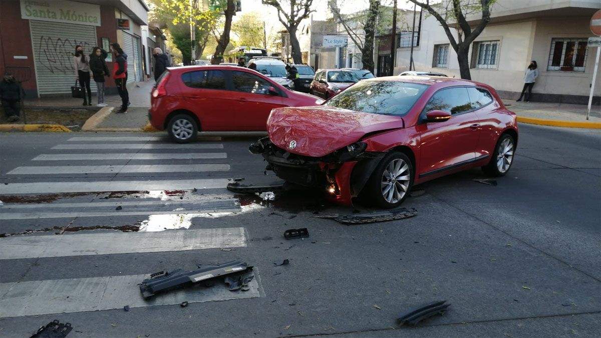 Así quedó el VW Sirocco luego de chocar con una Chevrolet Trucker.