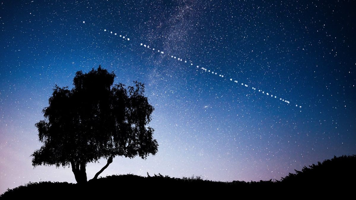 Los satélites de Starlink iluminan el cielo con un tren de satélites. 