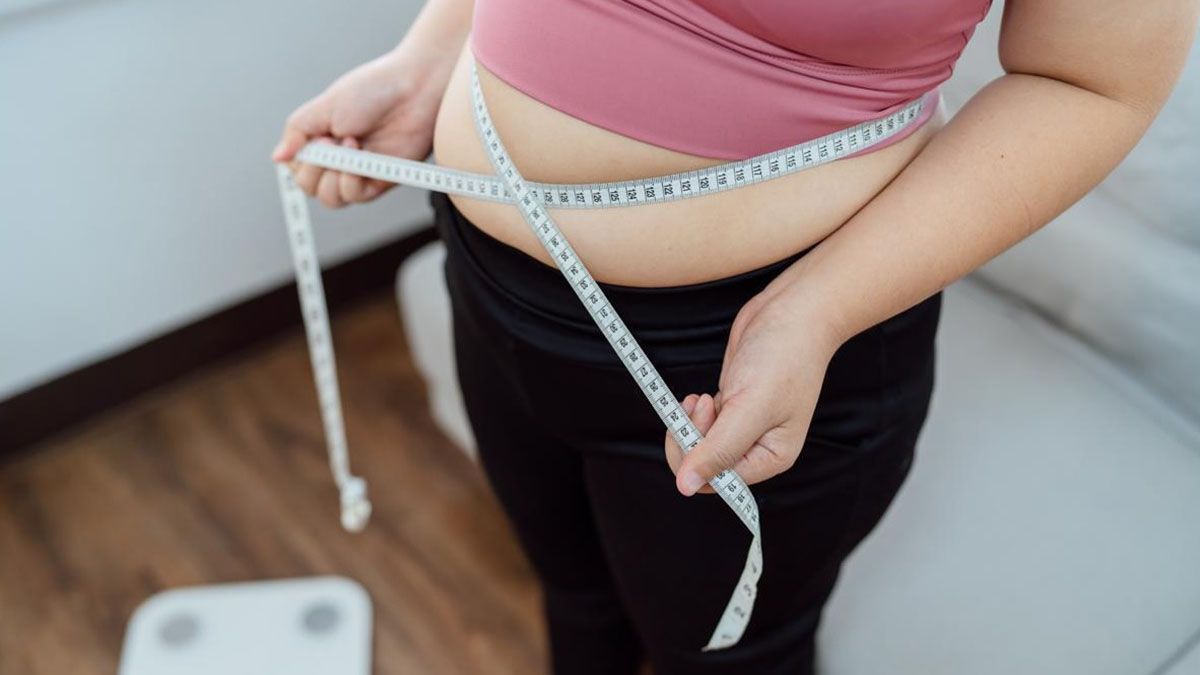 La obesidad se define como una enfermedad crónica y en mujeres puede provocar cáncer de colon, mama o endometrio. La obesidad se define como una enfermedad crónica y en mujeres puede provocar cáncer de colon, mama o endometrio.