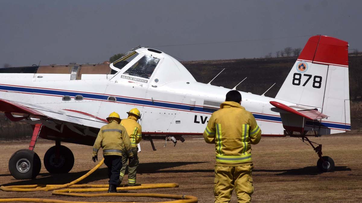 Con la ayuda de aviones hidrantes, tratan de llegar a distintos lugares de las Sierras. 