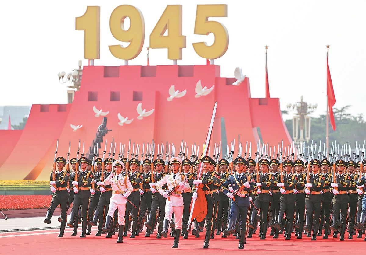 Las Guardias de Honor del Ejército Popular de Liberación escoltan la bandera nacional china durante el desfile militar por el Día de la Victoria de China. FEI MAOHUA/XINHUA