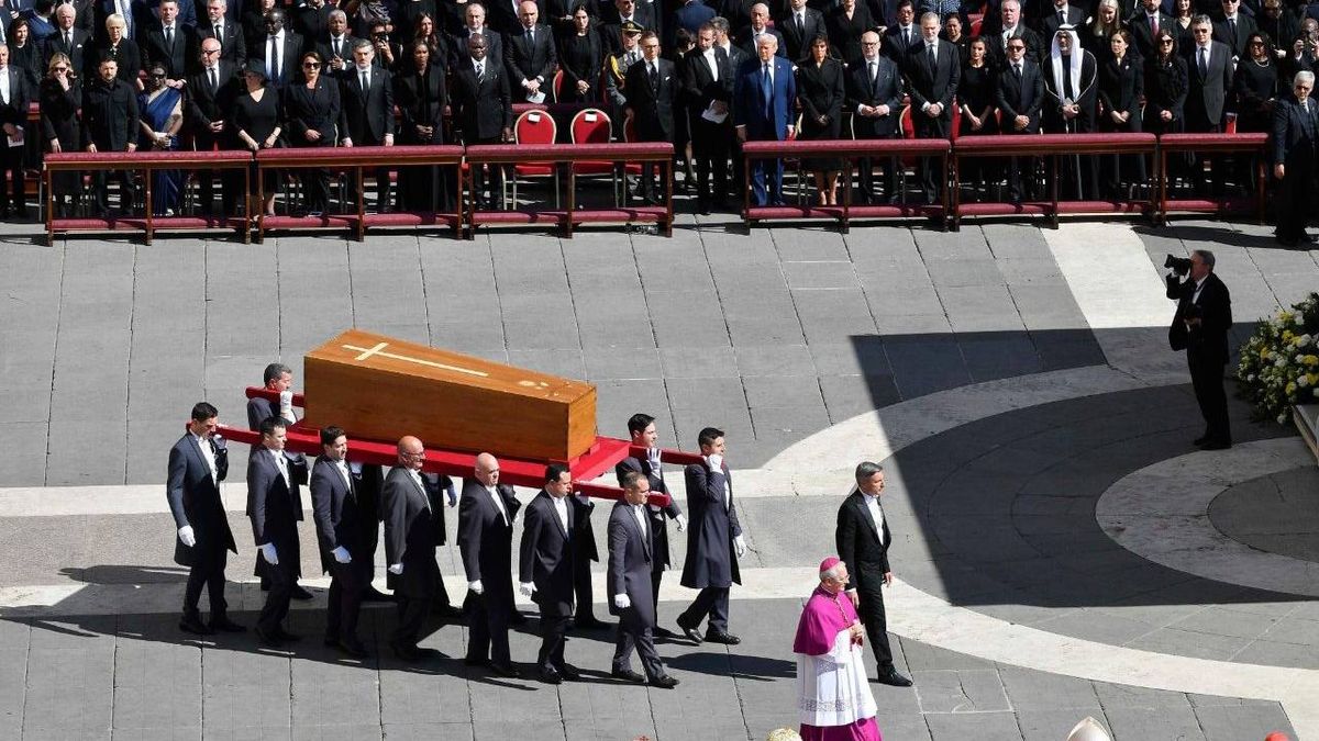 El funeral del Papa Francisco fue solemne y emotivo, con la presencia de más de 200.000 personas y más de 140 delegaciones internacionales. El funeral del Papa Francisco fue solemne y emotivo, con la presencia de más de 200.000 personas y más de 140 delegaciones internacionales.