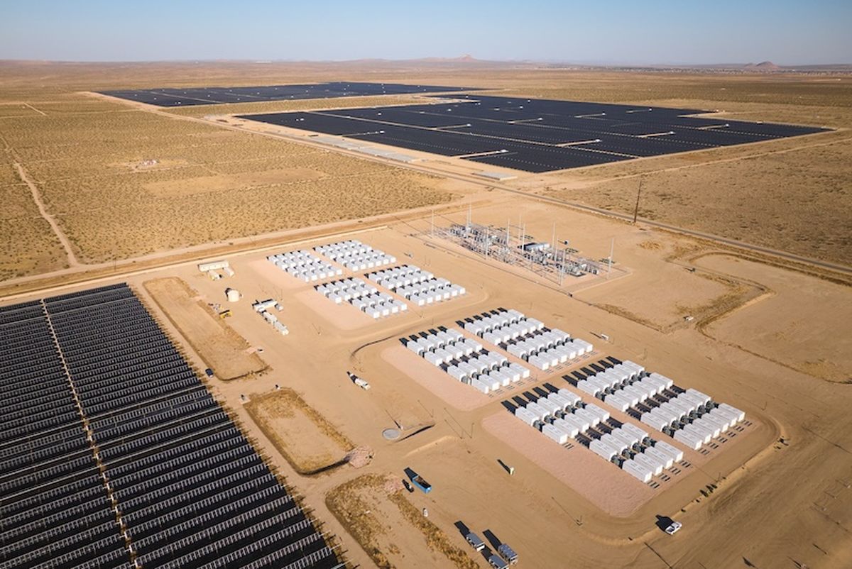 La energía solar beneficia a grandes rasgos al medioambiente. La energía solar beneficia a grandes rasgos al medioambiente.
