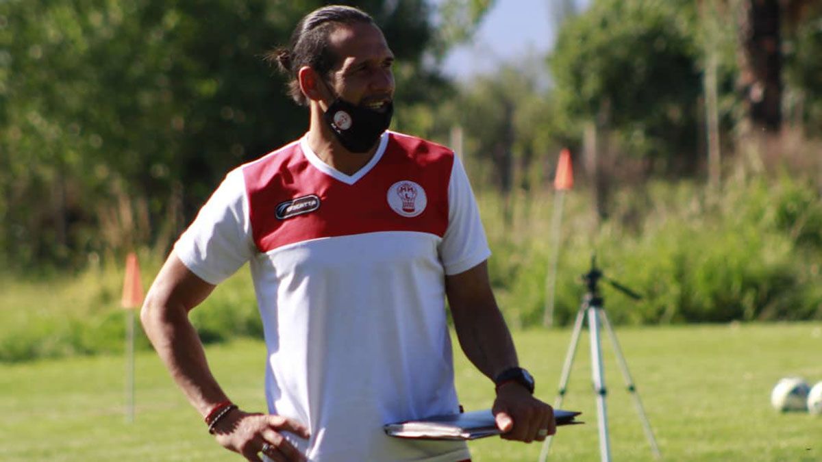 Martín Astudillo se mostró muy apenado por la pérdida de Maradona. Foto: gentileza prensa Huracán Las Heras.