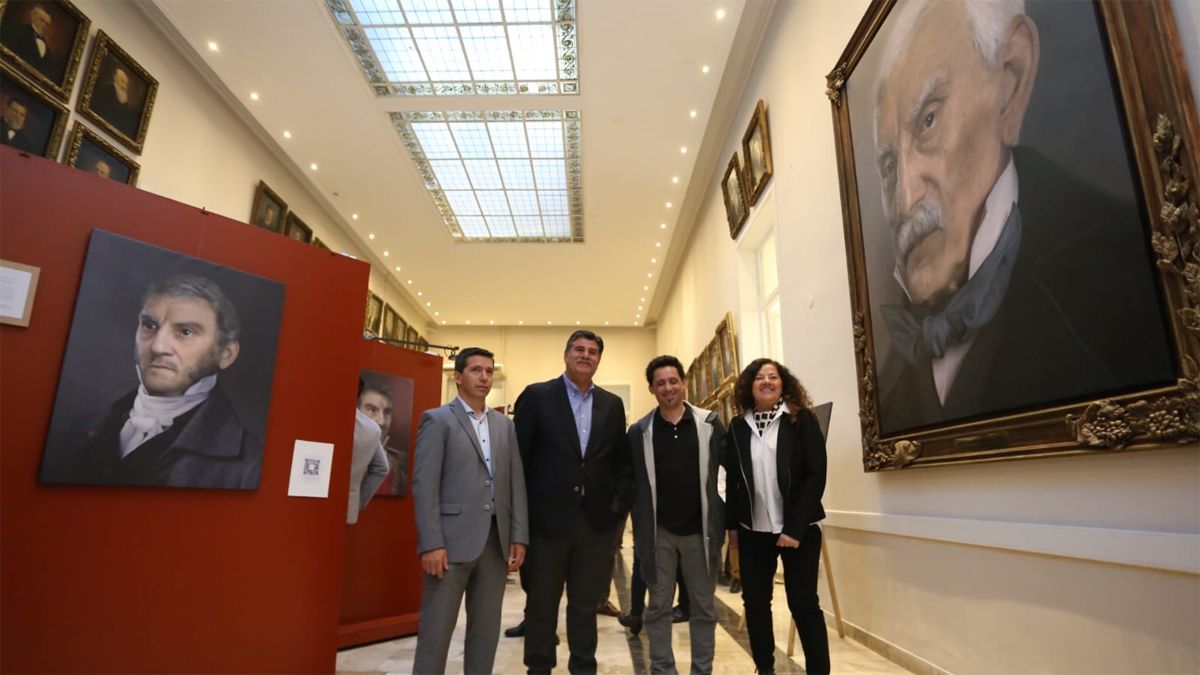 Musestra con los rostros del general José de San Martín en la Legislatura.