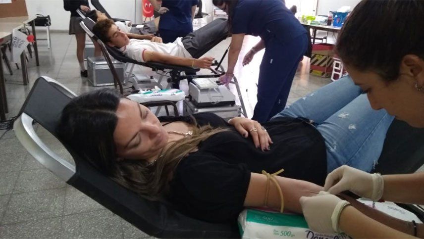 Exitosa campaña para donar sangre organizada por rotarios, estudiantes y el Centro de Hemoterapia