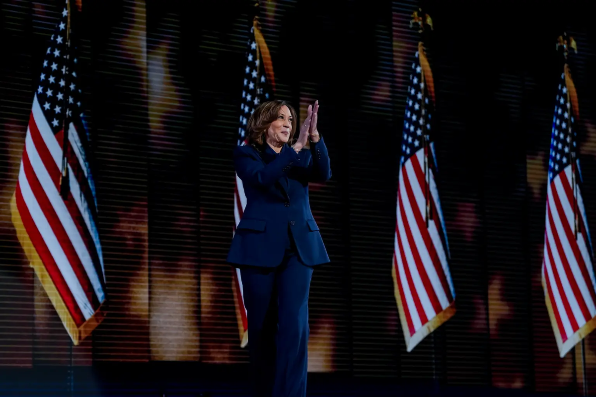 La candidata presidencial demócrata y vicepresidenta estadounidense, Kamala Harris, saluda durante la última noche de la Convención Nacional Demócrata. Crédito: EFE/Justin Lane. La candidata presidencial demócrata y vicepresidenta estadounidense, Kamala Harris, saluda durante la última noche de la Convención Nacional Demócrata. Crédito: EFE/Justin Lane.