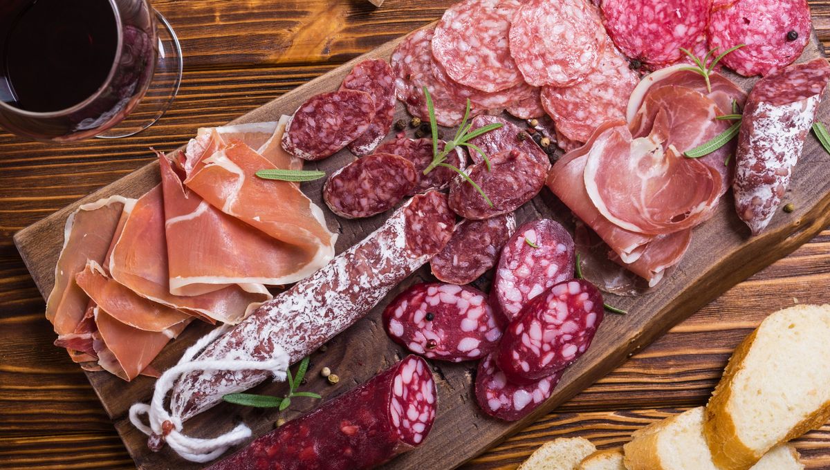 Los embutidos de calidad se maceran durante varios días, en oscuridad, con sal y controles permanentes Los embutidos de calidad se maceran durante varios días, en oscuridad, con sal y controles permanentes