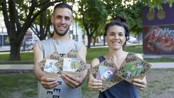 Una pareja fabrica billeteras que se pueden reciclar y son amigables con el medio ambiente.