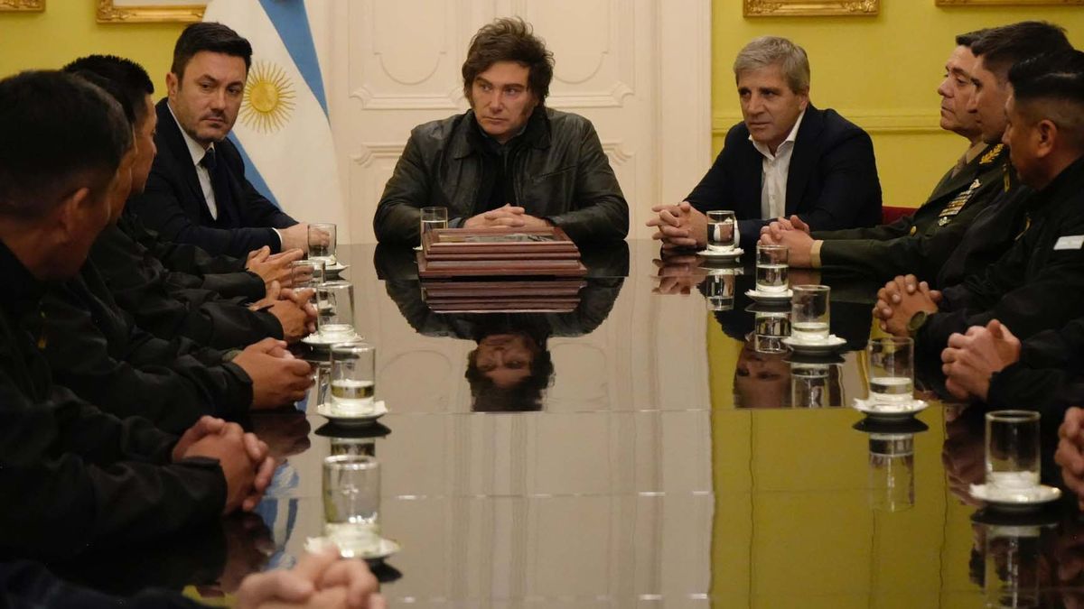 Javier Milei junto a Luis Petri y Luis Caputo, con los militares argentinos que fueron al Himalaya.