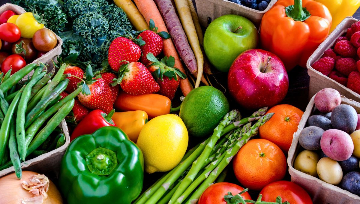 También conviene comprar frutas y verduras de estación porque son las baratas en esa época. También conviene comprar frutas y verduras de estación porque son las baratas en esa época. 