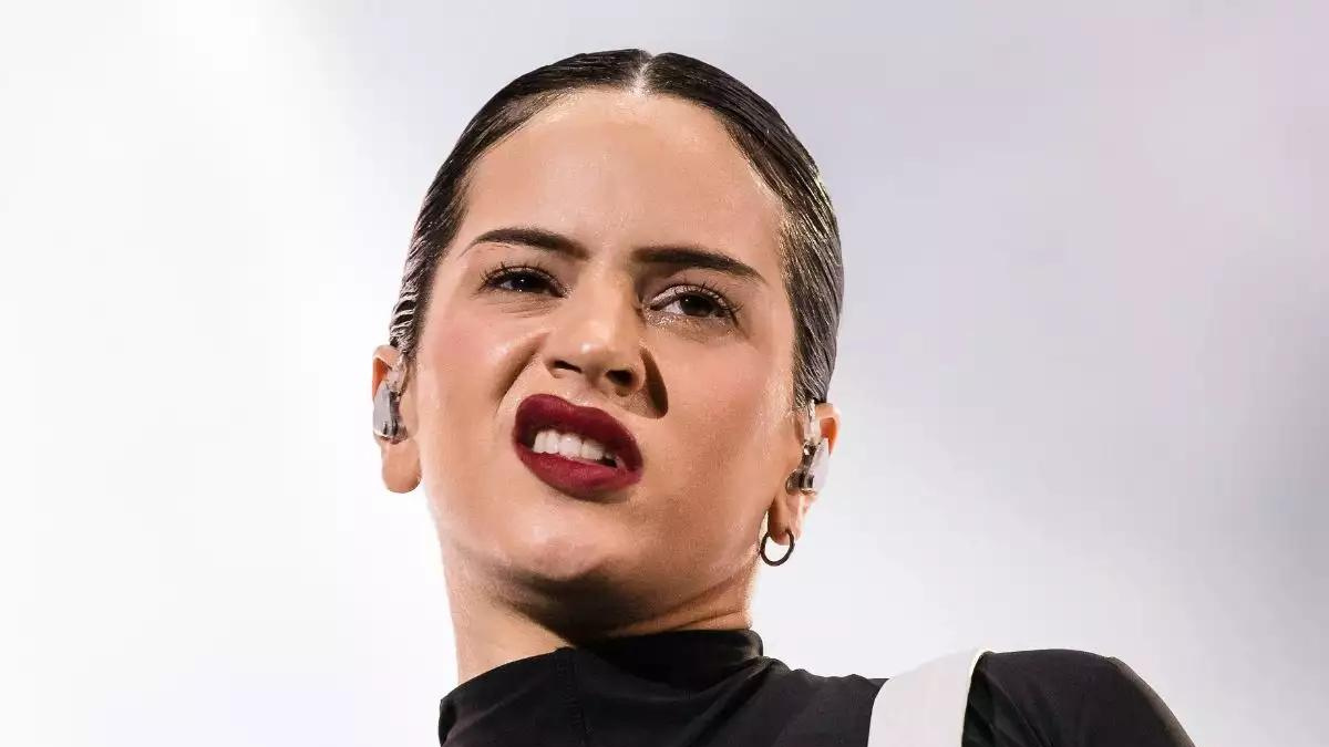 Rosalía sabe lucir a la perfección las últimas tendencias con su estilo propio. Rosalía sabe lucir a la perfección las últimas tendencias con su estilo propio.