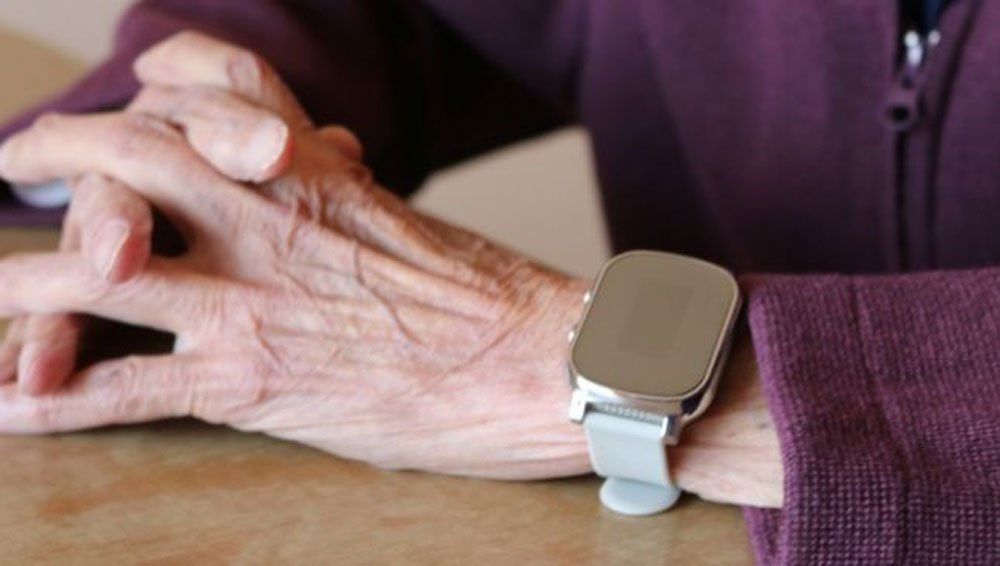 Un reloj inteligente para ayudar a adultos mayores