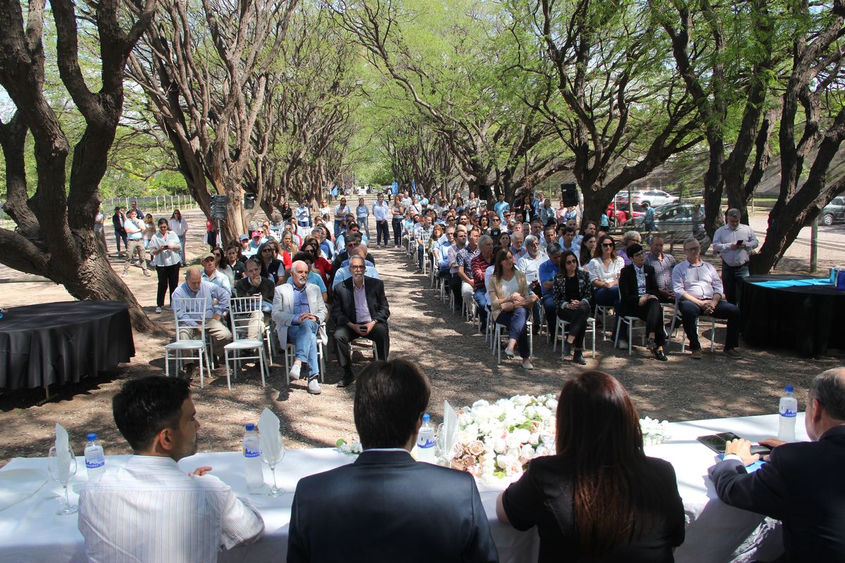 Los asistentes al acto escuchan al responsable del INTA en Mendoza. Pocas horas después el Gobierno nacional nombraría al nuevo presidente Los asistentes al acto escuchan al responsable del INTA en Mendoza. Pocas horas después el Gobierno nacional nombraría al nuevo presidente