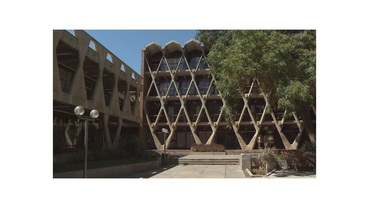 El sereno materialismo de la cultura ambiental, el edificio Enrico Tedeschi