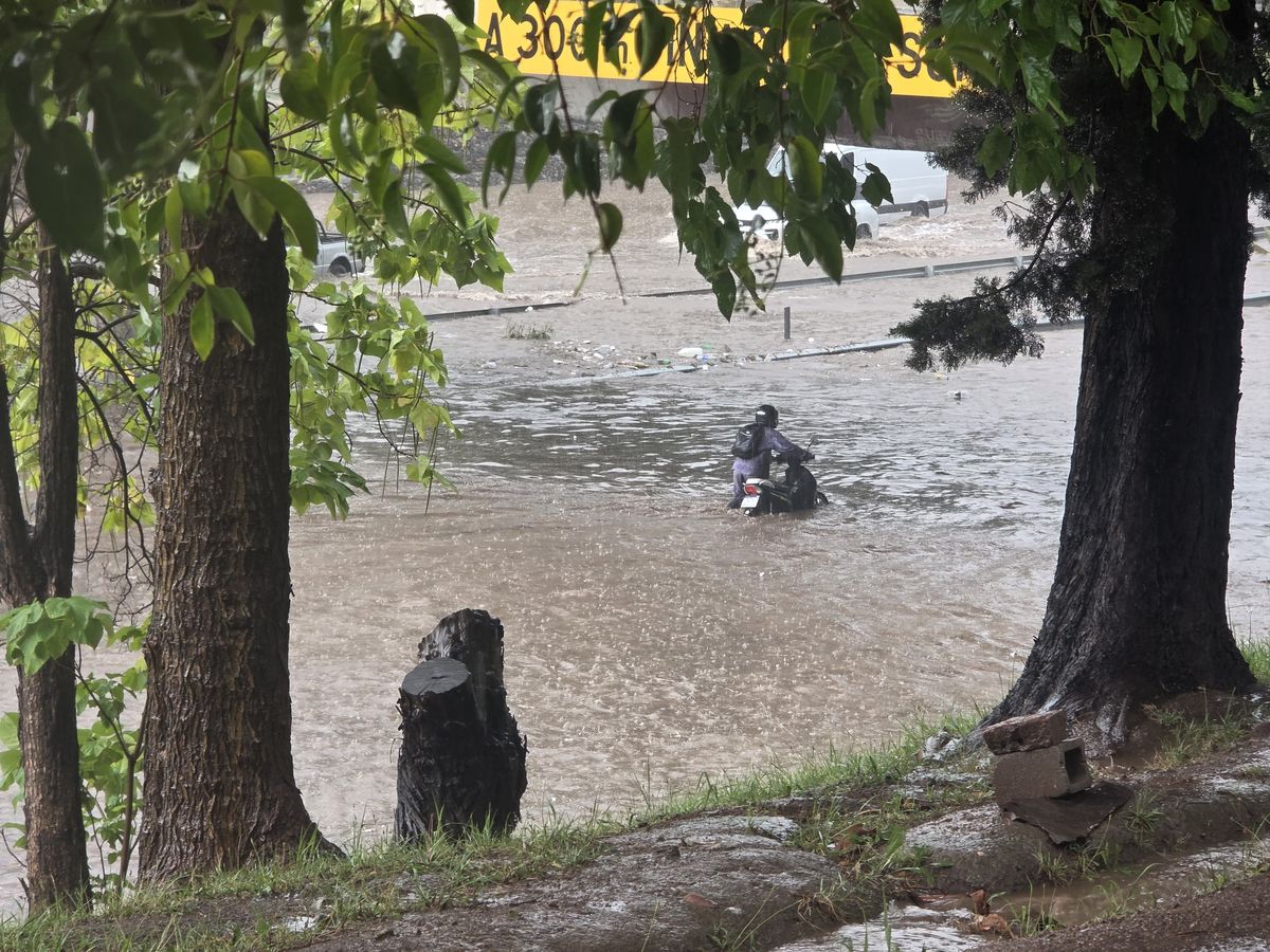 Las lluvias dejaron calles inundadas en muchos sectores del Gran Mendoza.