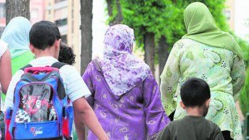 Detuvieron a dos hombres en Barcelona por patear una embarazada que vestía 
