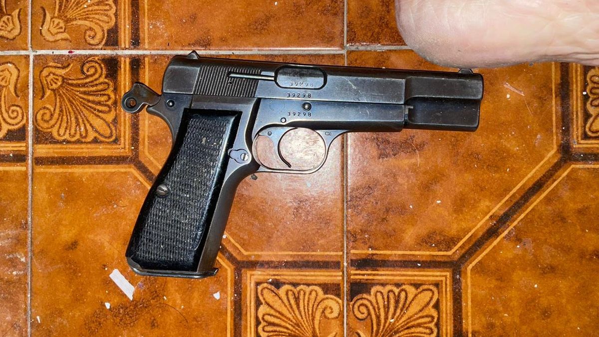 El arma de fuego que usó el policía retirado quedó al lado de su cuerpo luego de ser asesinado de un disparo en el pecho.