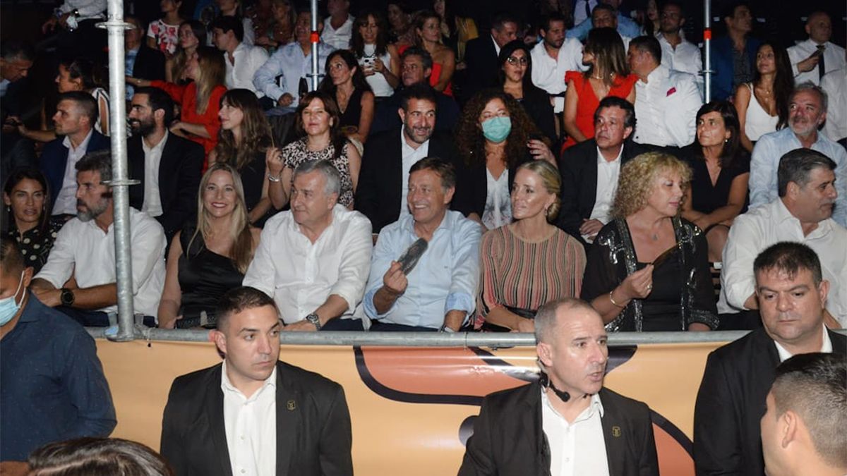 El palco oficial de la Vendimia 2022 durante el paso de los carros del tradicional desfile de la Vía Blanca.