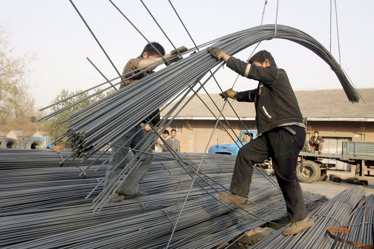 Trabajadores chinos cargan cables de acero en un almacén de Pekín en China. Crédito: EFE/Michael Reynolds. Trabajadores chinos cargan cables de acero en un almacén de Pekín en China. Crédito: EFE/Michael Reynolds.