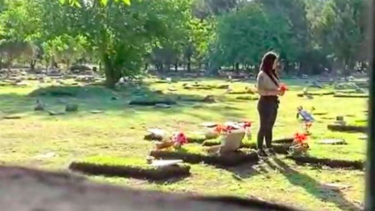 Filmó un video porno en un cementerio y fue denunciada por profanación de  tumba