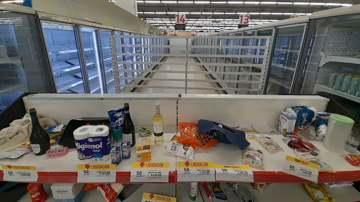 El Hiper Libertad cierra sus puertas y los mendocinos han arrasado con todo