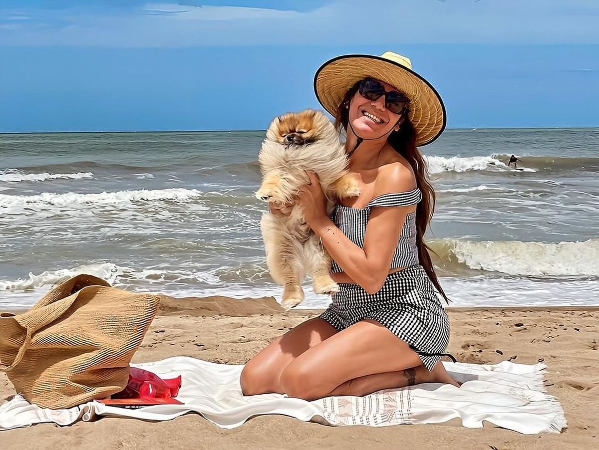 Florencia de la V derrite las playas: shortcitos ultra al ras, crop top y bikini.