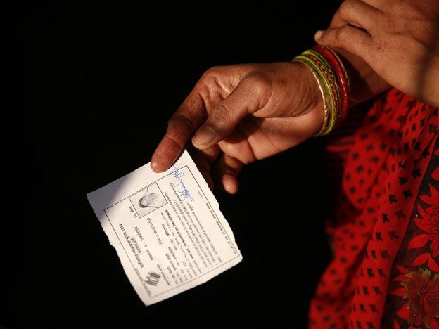 India vota pese a las amenazas de rebeldes