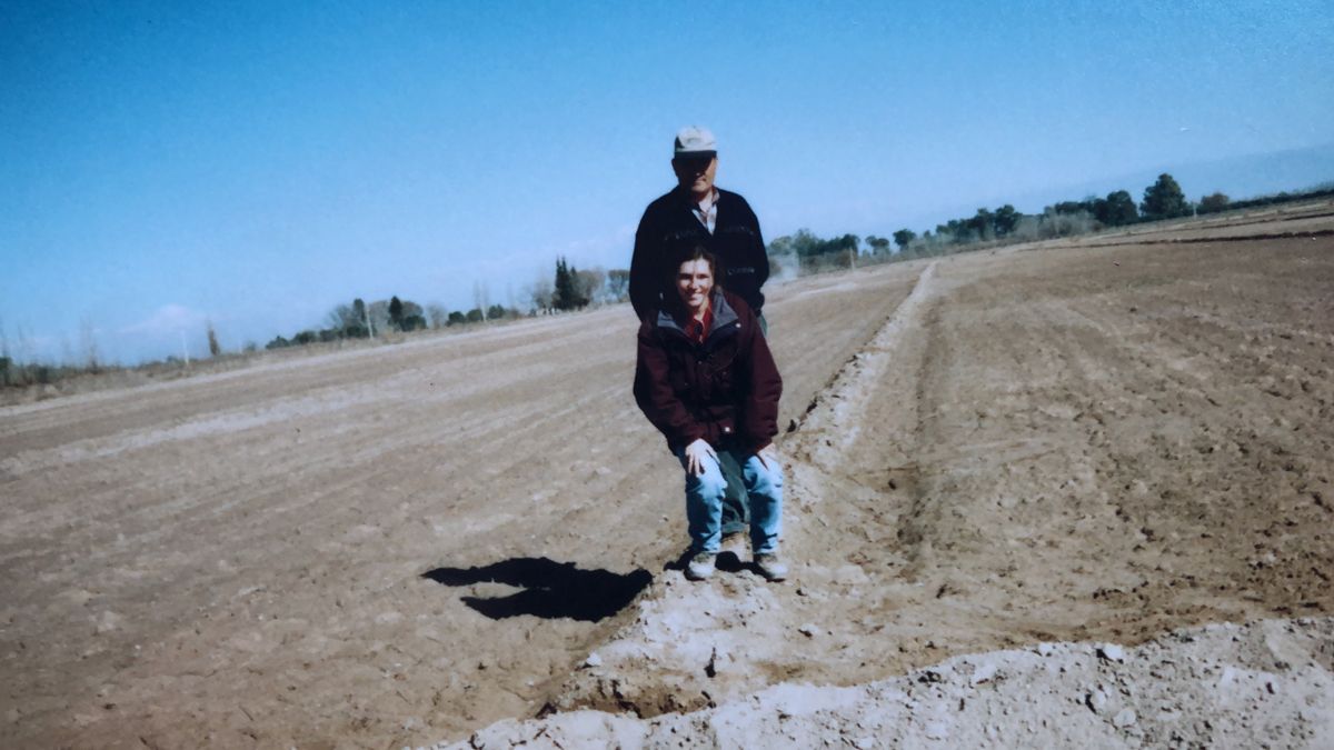 Bárbara junto a su padre Fernando, en su finca de San Martín.