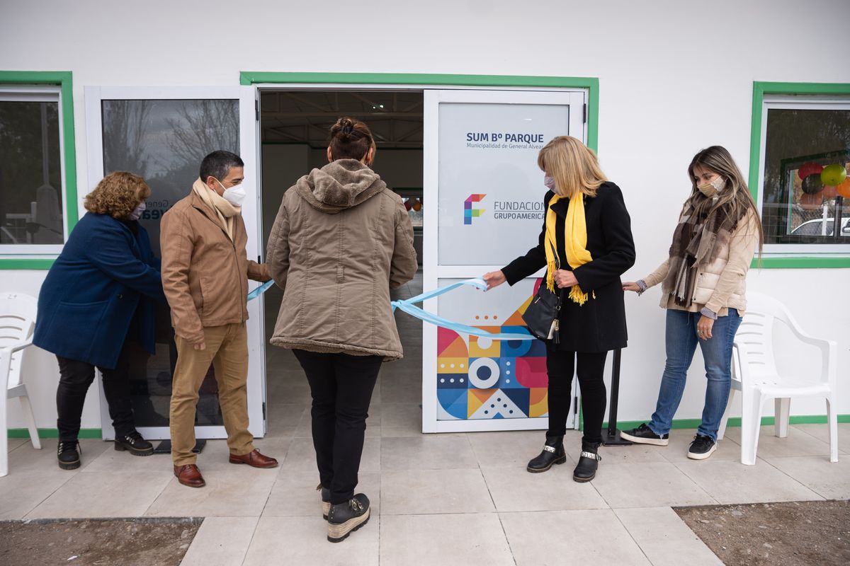 Margarita Viel (pañuelo amarillo) durante la inauguración del SUM en General Alvear. Margarita Viel (pañuelo amarillo) durante la inauguración del SUM en General Alvear.