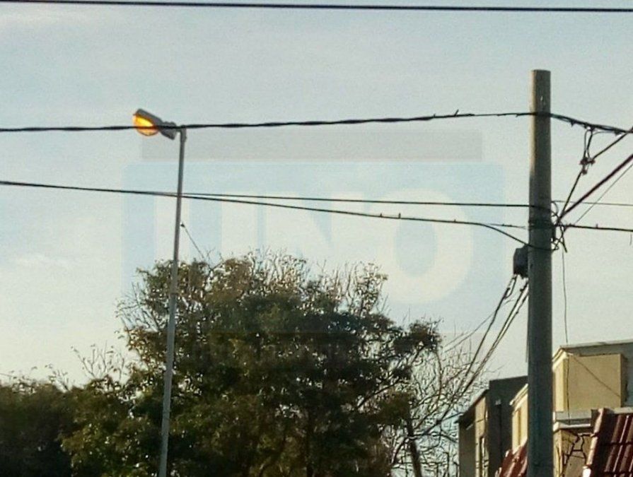 Vecinos de Paraná reclaman por luces prendidas en la vía pública de día