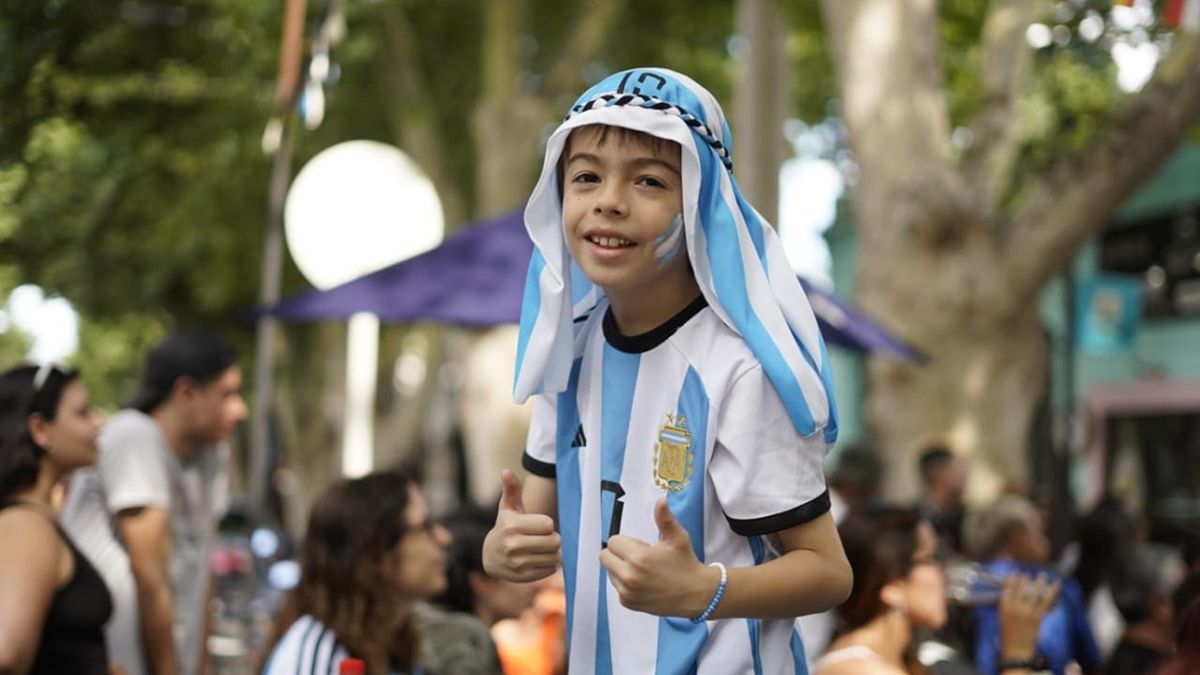 Con la 7 de De Paul. El pequeño hincha se puso todo lo celeste y blanco que encontró.