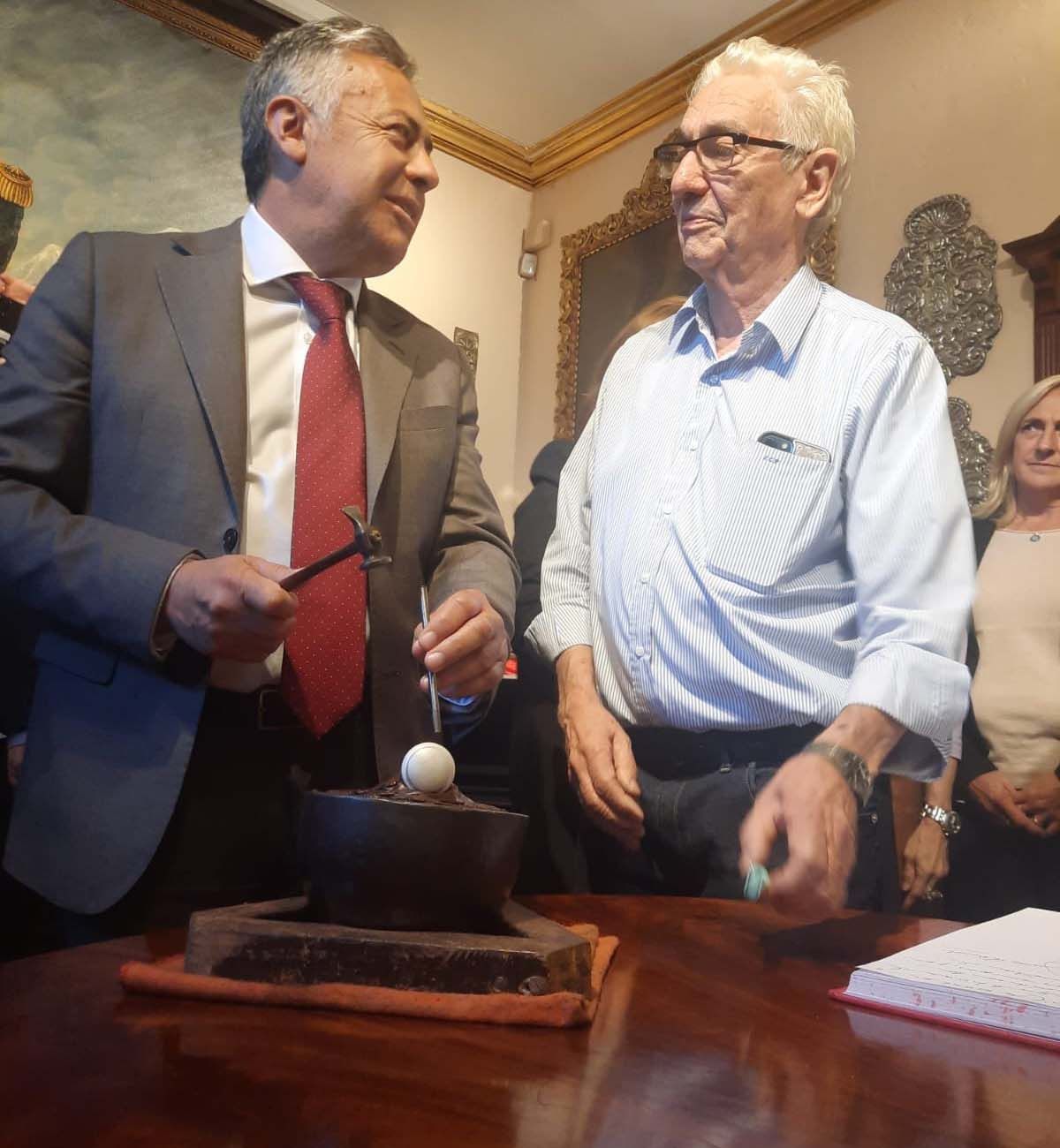 El senador nacional Alfredo Cornejo (UCR) junto al artista platero de renombre internacional, Juan Carlos Pallarols.