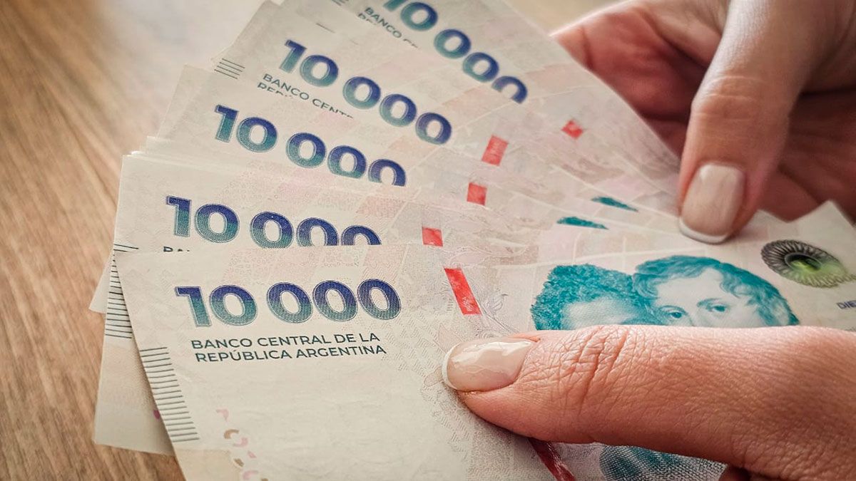 El Salario M&iacute;nimo, Vital y M&oacute;vil (SMVM) es la remuneraci&oacute;n m&aacute;s baja que debe recibir un trabajador registrado en Argentina por una jornada laboral completa.