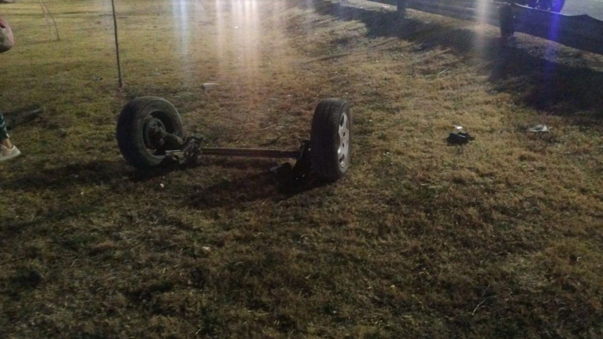 Por el impacto se le salieron las ruedas traseras al Peugeot 306 y el resto quedó destruido. Por el impacto se le salieron las ruedas traseras al Peugeot 306 y el resto quedó destruido.