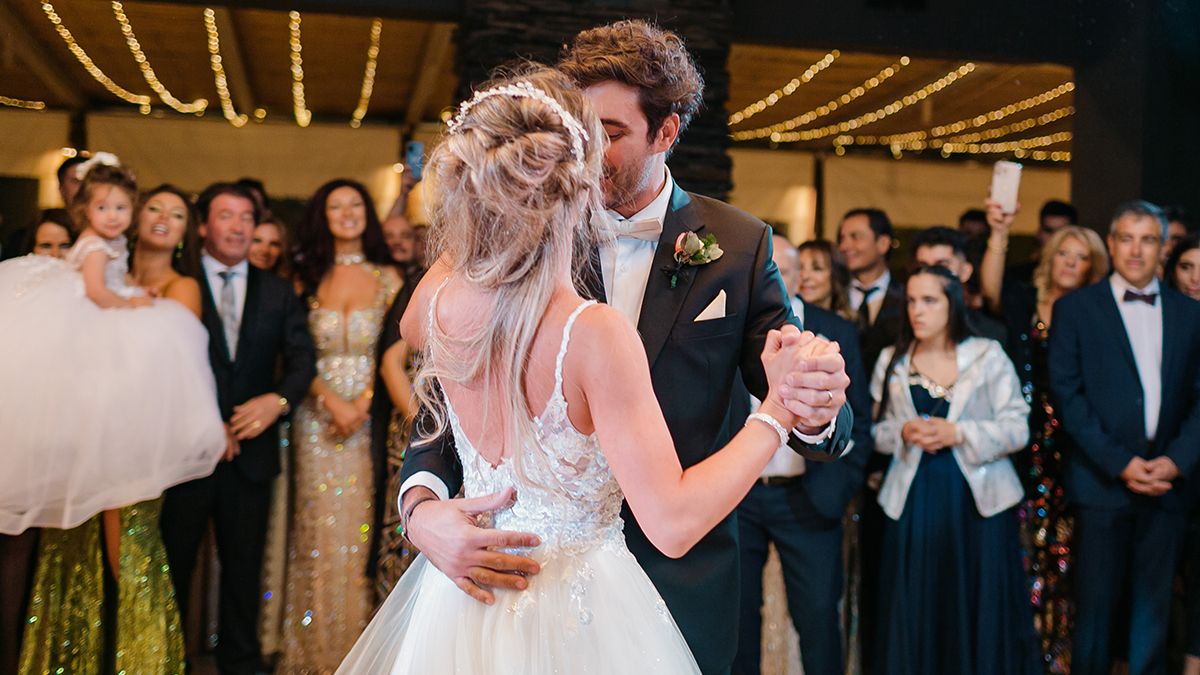Los novios durante el baile y el vestido número dos.
