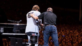 Elton John perdió la voz, debió suspender el show y lloró: 