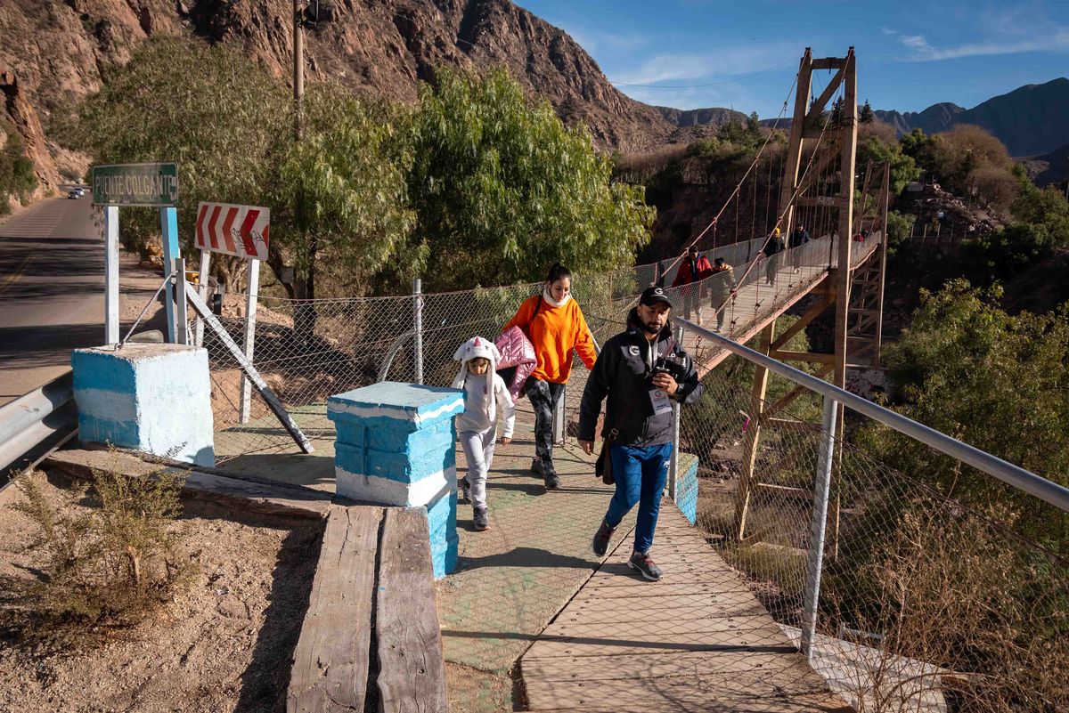 El puente colgante de Cacheuta fue reparado por Vialidad provincial y es un atractivo más para el turismo de alta montaña.