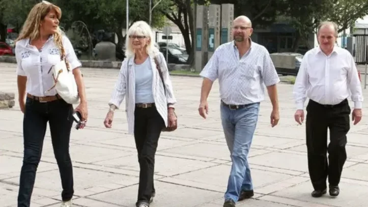 María Elena Fernández entresu hija y Luis Lobos entrando a la Fiscalía, en 2017. Los acompañaba el abogado Omar Venier.