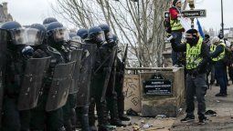 Al menos 50 mil chalecos amarillos volvieron a tomar las calles en París