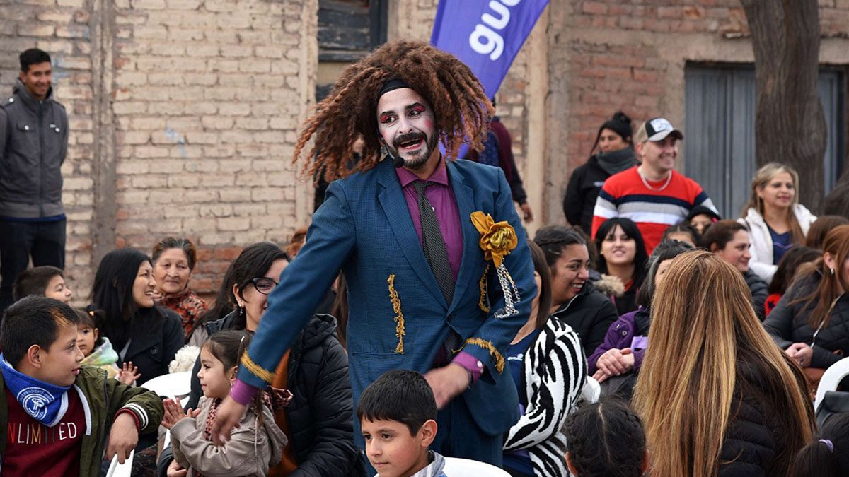 La apertura del encuentro en el jardín maternal llegó de la mano de Circo Trópico y su despliegue circense con humor, magia y acrobacias.