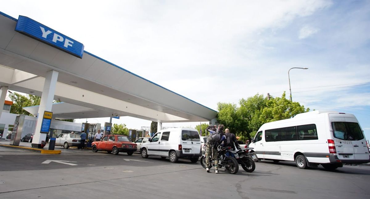 Estación de servicio YPF de Puente Olive. En la mañana de este sábado contaban con 7.000 litros de combustible, y aproximadamente cargaban 1.000 litros por hora, por lo que no sabían en qué momento se iba a terminar el stock. Estación de servicio YPF de Puente Olive. En la mañana de este sábado contaban con 7.000 litros de combustible, y aproximadamente cargaban 1.000 litros por hora, por lo que no sabían en qué momento se iba a terminar el stock.