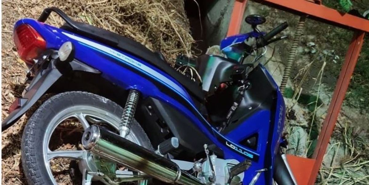 Accidente de tránsito: motociclista murió al caer a una acequia e impactar contra una compuerta de agua